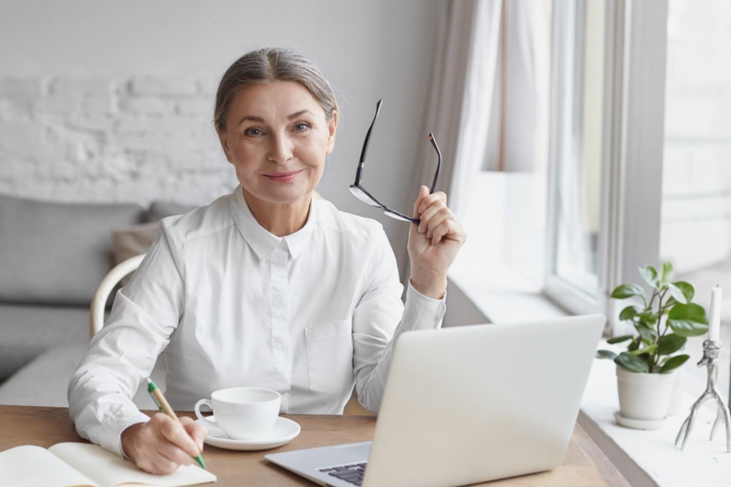 Environnement de travail d'analyste financier avec écrans multiples